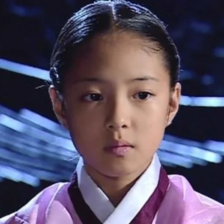 <p>Lee Se Young dikenal sebagai aktris Korea Selatan yang telah berkarier sejak usia belia. Ia merupakan mantan aktris cilik yang debut di usia 5 tahun. Salah satu drama Korea populer yang ia mainkan di usia muda adalah <em>Dae Jang Geum,</em> drama sageuk yang menampilkan Lee Se Young sebagai tokoh Choi Geum Young muda. (Foto: MBC)</p>