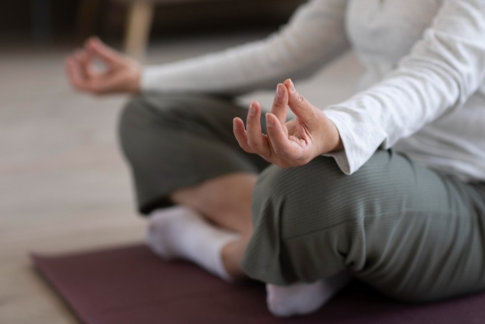 Meditasi Membantu Individu Menenangkan Pikiran/Foto: freepik.com/freepik 5 Kebiasaan Kecil Perempuan Sukses Sebelum Tidur, Yuk Tiru!