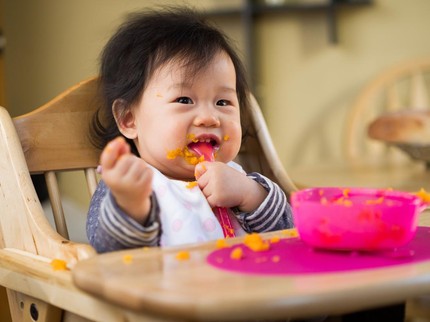 Panduan Porsi Makan Bayi 6-12 Bulan, Jadwal Beserta Rekomendasi Makanan Idealnya