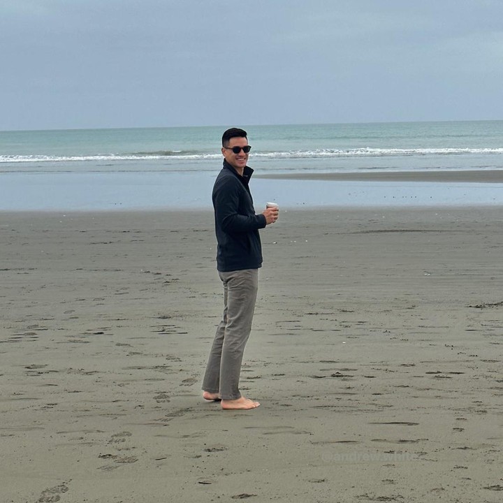 <p>Keindahan danau di Selandia Baru juga membuat Andrew White tak tahan untuk berenang meski cuaca sedang sangat dingin. "Ada yang bilang mau nyemplung," ucap Nana. (Foto: Instagram @nanamirdad_)</p>