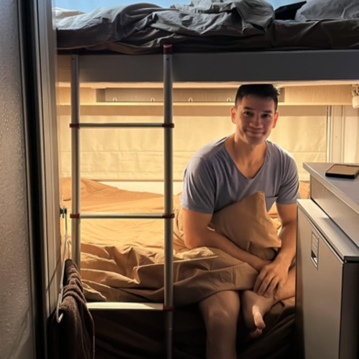 <p>Ada yang berbeda dari liburan mereka kali ini. Pasangan tersebut tidak mengindap di hotel mewah, melainkan menyewa campervan untuk berkeliling Selandia Baru. (Foto: Instagram @nanamirdad_)</p>