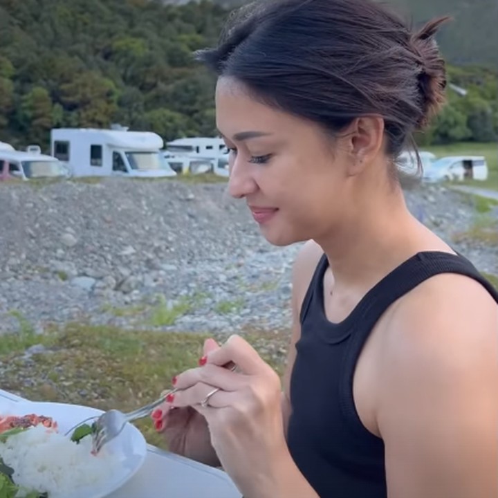 <p>Pasangan ini menikmati makan malam dengan pemandangan Mount Cook. Momen itu menjadi pengalaman makan malam romantis untuk mereka. "Selamat makan," ucap Andrew saat memvideokan sang istri. (Foto: Instagram @nanamirdad_)</p>