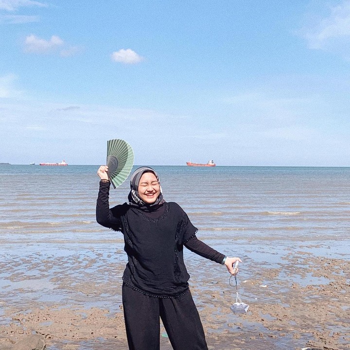 <p>Oriza Violinar dikenal sebagai perempuan yang aktif dan ceria, Bunda. Salah satu rekan personel Kahitna yaitu Mario Ginanjar mengaku kagum ketika ia menjenguk putri sahabatnya. (Foto: Instagram @theviolinar)</p>