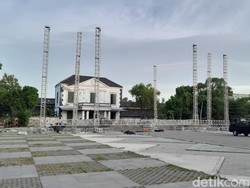 Konser K-Pop VIVIZ-Billie Batal, Panggung di Mangkunegaran Mulai Dibongkar