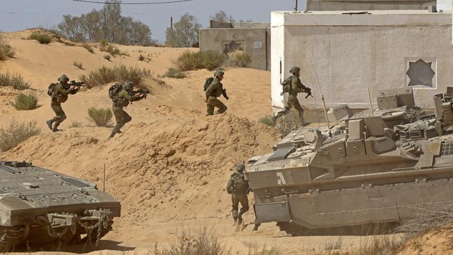 Militer Israel mengatakan tiga sandera tertembak oleh pasukannya usai melambaikan bendera putih di salah satu area 'pertempuran intens' di Gaza.