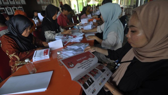 Bawaslu Kabupaten Blitar, Jawa Timur temukan sejumlah surat suara rusak.