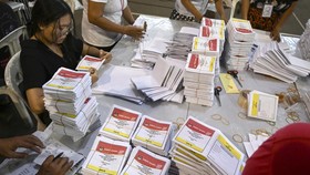 FOTO: KPU Daerah Mulai Melipat Surat Suara Pemilu 2024