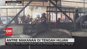 VIDEO: Pengungsi Gaza Antre Makanan di Tengah Hujan