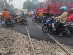 Perbaikan Rel Bikin Macet Surabaya, Daop 8: Mohon Maaf, Demi Keselamatan
