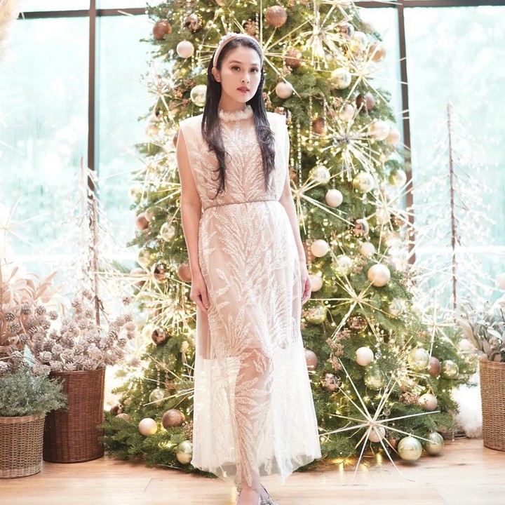 <p>Terakhir ada pohon Natal di rumah Sandra Dewi. Tak tanggung-tanggung, pohon mewah berwarna dengan hiasan serba <em>gold</em> ini ini merupakan pohon yang dikirim langsung dari Amerika Serikat. Luar biasa, ya? (Foto: Instagram @sandradewi88)</p>