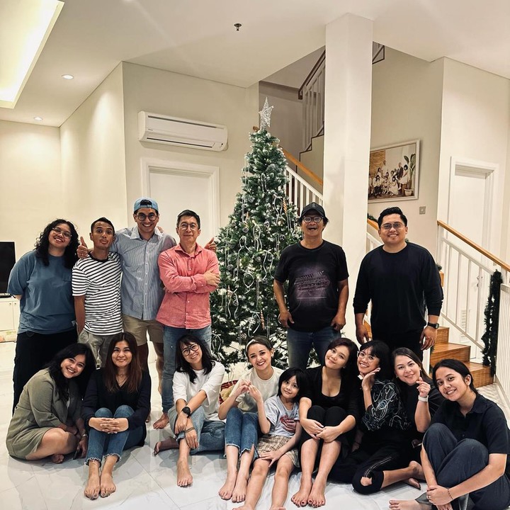 <p>Selanjutnya, ada keluarga artis Joanna Alexandra nih, Bunda. Bunda 4 orang anak ini juga menyambut Natal dengan pohon yang dihias di tengah rumah. Beberapa waktu yang lalu, Joanna membagikan potret saat berkumpul bersama orang terdekatnya. (Foto: Instagram @joannaalexandra)<br /><br /><br /></p>