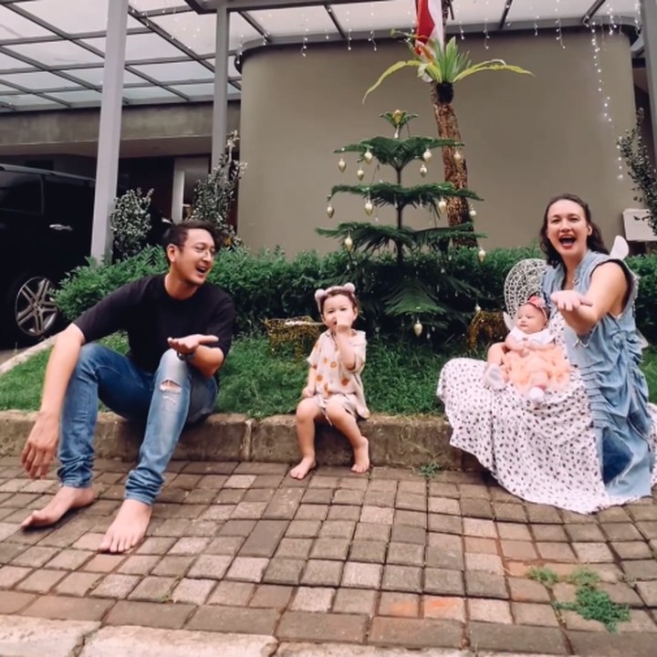 <p>Banyak netizen yang gemas dengan tingkah Djiwa yang mendekorasi pohon Natal nih, Bunda. Mereka juga berbahagia karena di tahun ini Djiwa memiliki adik untuk Natalan bersama. (Foto: Instagram: @nadinelist)</p>