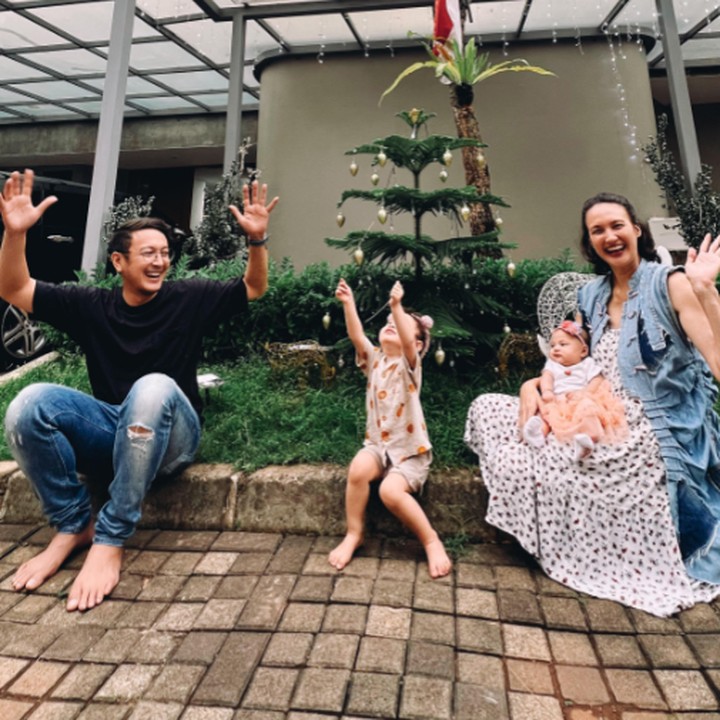 <p>"Yeayy Djiwa punya teman untuk Natal tahun ini. Adiknya dapat kado apa dari Kakak Djiwa, ya?" kata seorang netizen. "<em>Happy</em> banget lihat keluarga ini. Selalu bersukacita ya Kakak Djiwa yang pintar," ucap netizen lainnya. (Foto: Instagram: @nadinelist)</p>