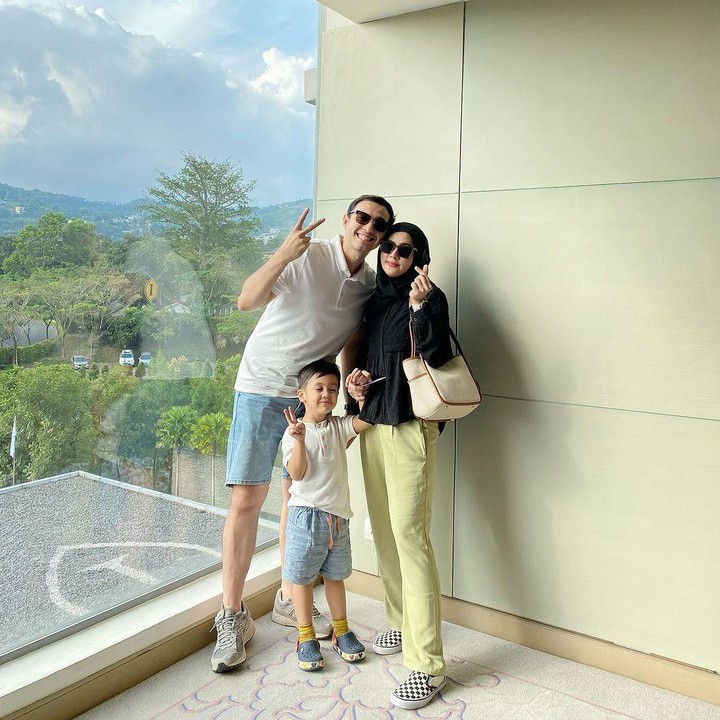 <p>Meskipun sibuk bekerja, Rifky selalu berusaha untuk meluangkan waktunya berlibur dengan Kazeem. Belum lama ini, ia bahkan mengajak Kazeem berlibur ke Bandung. (Foto: Instagram: @bibyalraen13)</p>