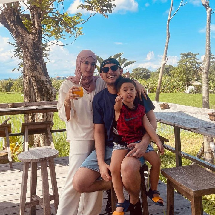 <p>Setelah berpisah dengan Risty Tagor, Rifky Balweel pun menikah dengan Biby Alraen pada tahun 2018. Dari pernikahan ini, Rifky dan Biby dikaruniai seorang anak. (Foto: Instagram: @bibyalraen13)</p>