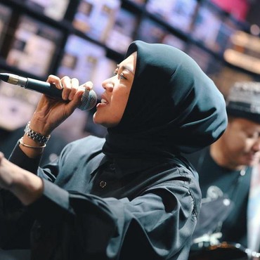 Lama Vakum, Mahadewi Comeback dengan Penampilan yang Bikin Pangling