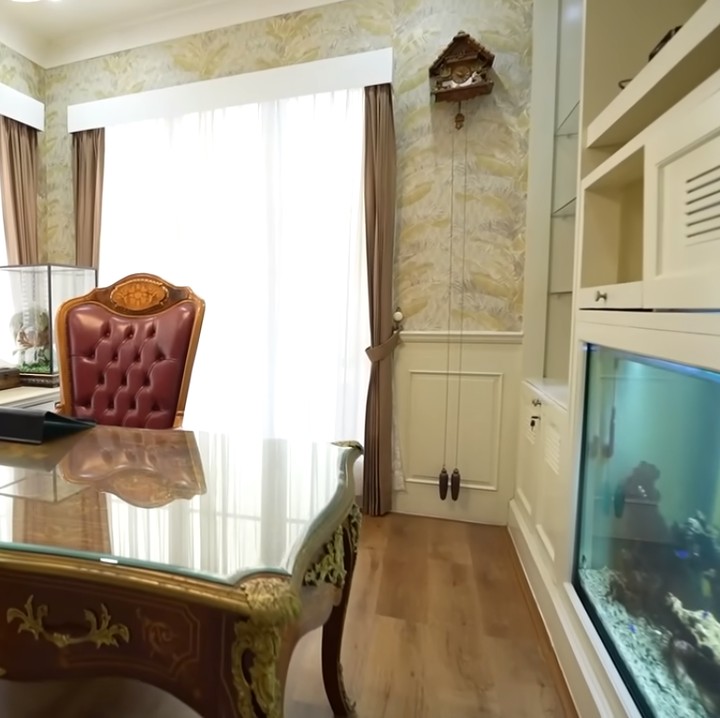 <p>Naik ke lantai dua, terdapat ruang utama yang dipakai sebagai tempat kerja. Ruangan ini dilengkapi meja kayu jati, lengkap dengan kursi serta beberapa alat pendukung kerja lainya. (Foto: YouTube TAULANY TV)<br /><br /><br /></p>