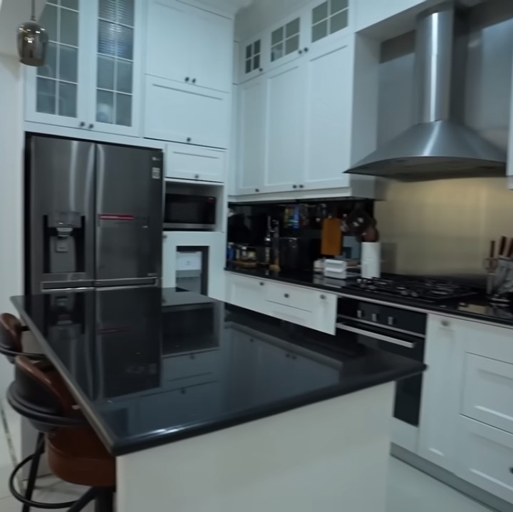 <p>Berikut ini potret dapur yang dilengkapi mini bar serta berdampingan langsung dengan meja makan. Bagaimana menurut Bunda?(Foto: YouTube TAULANY TV)<br /><br /><br /></p>