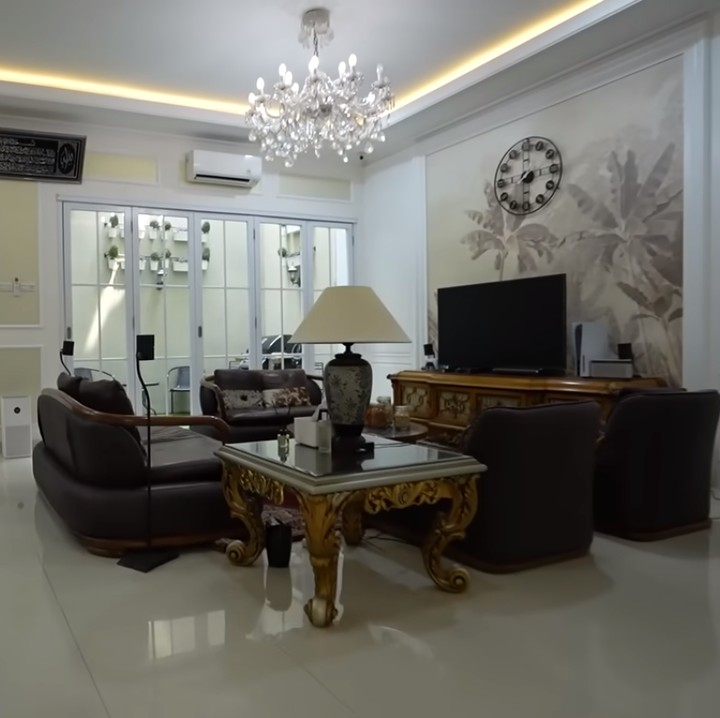 <p>Selanjutnya ke inti rumah, ruangan terbuka ini dibagi menjadi beberapa bagian. Mulai dari ruang keluarga, serta dapur dan ruang makan. (Foto: YouTube TAULANY TV)<br /><br /><br /></p>