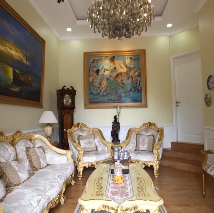 <p>Masuk dari pintu utama, langsung disambut dengan ruang tamu yang terpisah dari ruang utama. Di ruang ini, terdapat sofa dengan desain mewah dan beragam lukisan yang menjadi hobi Khairi. (Foto: YouTube TAULANY TV)<br /><br /><br /></p>