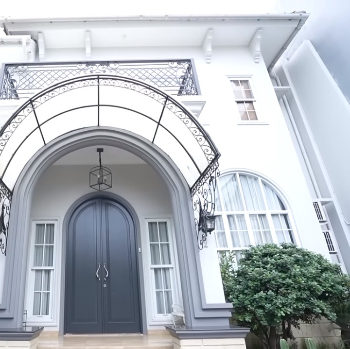 <p>Kiky Saputri dan sang suami Muhammad Khairi kini tinggal di rumah baru yang berdiri di kawasan Jakarta Selatan, Bunda. Rumah tersebut dibeli dalam kondisi jadi dan mengalami sedikit renovasi hingga menerapkan desain America Style. (Foto: YouTube TAULANY TV)<br /><br /><br /></p>