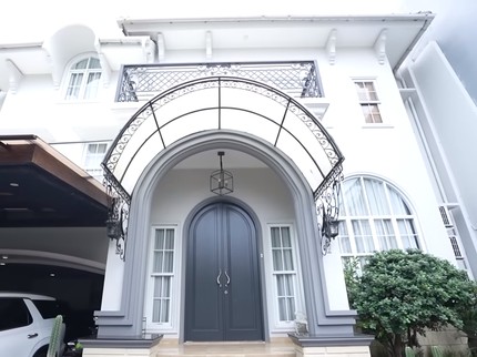 7 Potret Rumah Baru Kiky Saputri dan Suami, Megah Klasik Seperti Istana