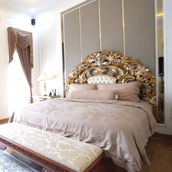 <p>Berhadapan dari kamar tamu, terdapat kamar utama yang dipakai oleh Kiky dan suami. Ruangan tidur mereka seperti kamar raja dan ratu di istana, ya? (Foto: YouTube TAULANY TV)</p>