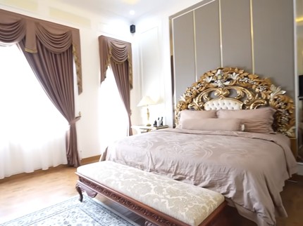 7 Potret Rumah American Style Kiky Saputri, Ruang Tidur Seperti Kamar Raja & Ratu