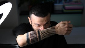 FOTO: Dukung Palestina, Penyair Suriah Tato Lengannya Motif Keffiyeh
