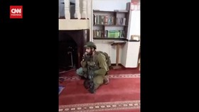 VIDEO: Tentara Israel Lantunkan Doa Yahudi Di Masjid Tepi barat