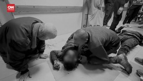 VIDEO: Tangis Ayah Kehilangan Dua Anak Imbas Serangan Israel ke Gaza