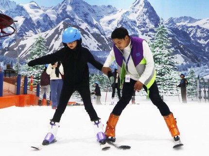 Mau Liburan sambil Main Ski seperti di Luar Negeri? Ke Trans Snow World Bintaro Aja Bun!
