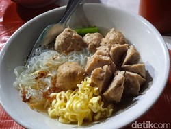 Slurrp! Gurih Kenyal Bakso dan Mie Ayam Gerobakan di Seberang Kota Tua