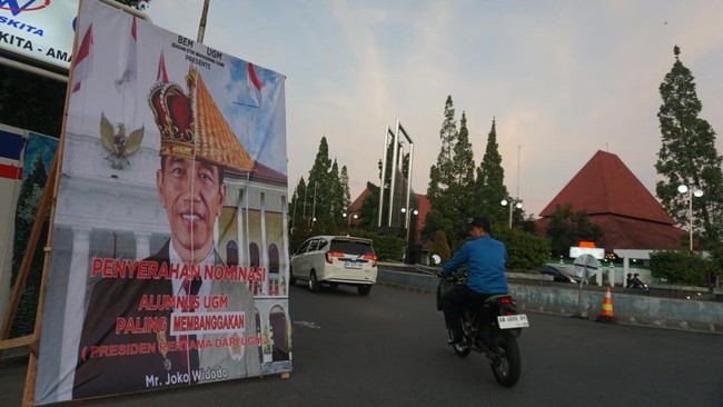 Sepekan setelah baliho berisi kritikan terhadap Presiden Jokowi muncul, baliho serupa dipasang di kawasan Universitas Gadjah Mada dan kali ini berisi pujian.