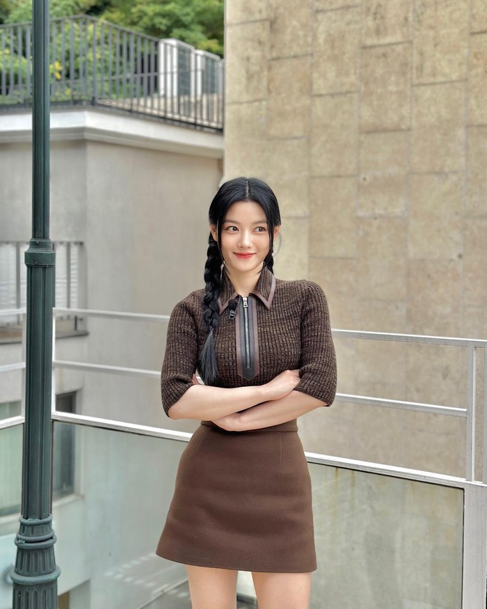 Bintang drakor My Demon, Kim Yoo Jung juga tak kalah menawan dengan gaya kepangnya. Nah, kali ini ia tampil berkepang dua yang pancarkan aura dewasa./ Foto: instagram.com/you_r_love/