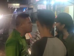 Emosi Caleg DPRD Medan ke Mahasiswa yang Demo hingga Banting Pengeras Suara