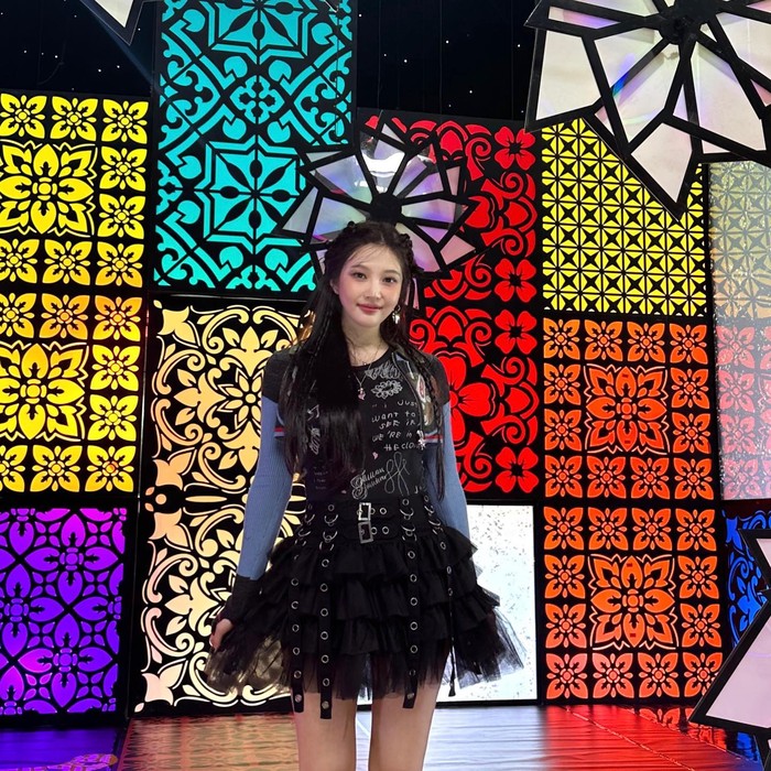 Comeback dengan Chill Kill, Joy Red Velvet terlihat manis menawan dengan hair braid. Terkesan ciptakan rambut tebal, kamu bisa coba ide Joy yang memberikan volume di kepangannya./ Foto: instagram.com/_imyour_joy