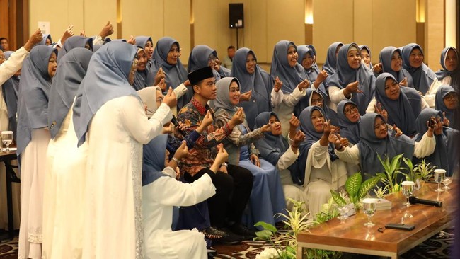 Di hadapan 125 nyai, Gibran Rakabuming mendorong agar dilakukan peningkatan kualitas SDM para santri agar berdaya saing jelang revolusi teknologi 5.0.