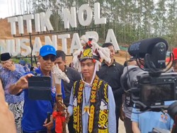 Gibran Kunjungi Titik Nol IKN Nusantara, Dipakaikan Baju Adat Dayak