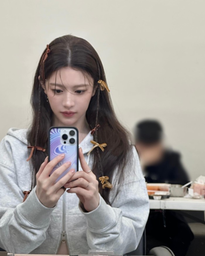 Go Yoon Jung juga tak kalah menawan dengan ide kepang mirip Haerin. Bedanya, ia memakai aksesoris pita yang ciptakan kesan manis dan imut./ Foto: instagram.com/goyounjung/