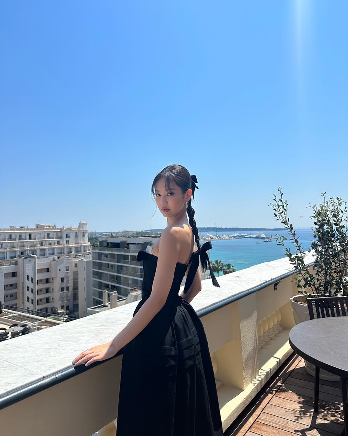 Hair bows ala Jennie Blackpink mencuri perhatian beberapa waktu lalu. Untuk mempermanis rambutnya, ada aksen kepang yang membuatnya bak putri-putri kerajaan Inggris. Mau coba hairstyle satu ini nggak, Beauties?/ Foto: instagram.com/jennierubyjane/