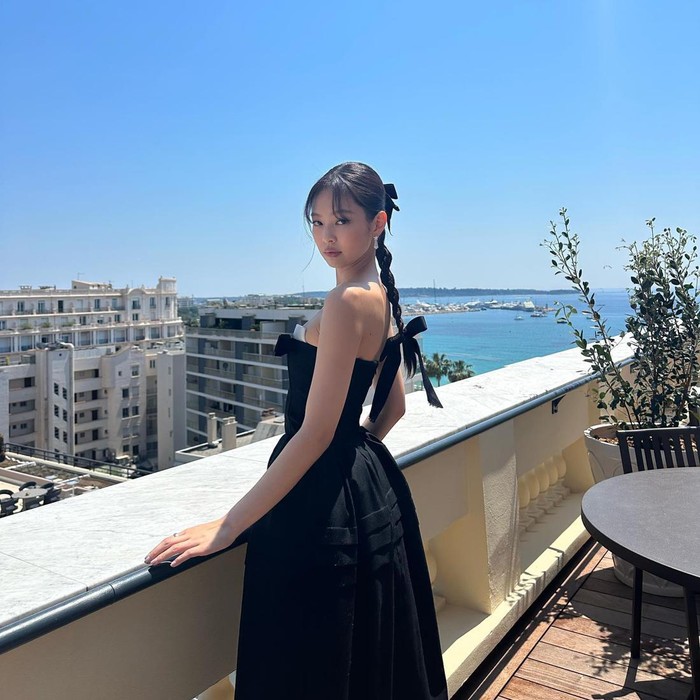 Hair bows ala Jennie Blackpink mencuri perhatian beberapa waktu lalu. Untuk mempermanis rambutnya, ada aksen kepang yang membuatnya bak putri-putri kerajaan Inggris. Mau coba hairstyle satu ini nggak, beauties? instagram.com/jennierubyjane/