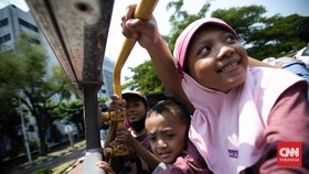 FOTO: Mengisi Libur Sekolah Keliling Jakarta dengan Bus Atap Terbuka
