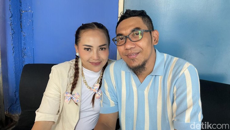 Mpok Alpa dan suami.