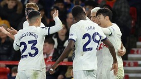 FOTO: Tottenham Gulung Nottingham, Man City Ketar-ketir