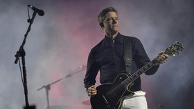 Paul Banks Interpol Terpana Es Kopi dan Arsitektur Indonesia