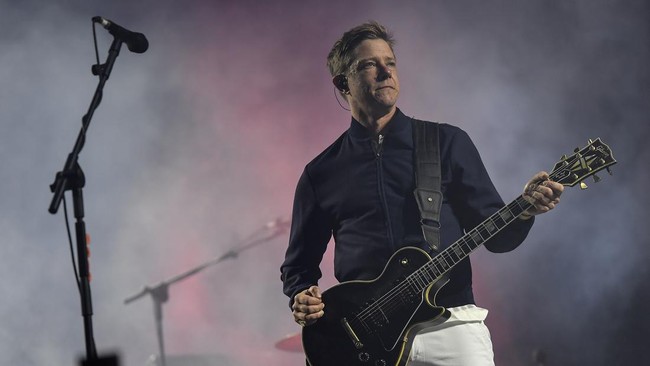 Paul Banks Interpol Terpesona Kopi Es dan Keindahan Arsitektur Indonesia