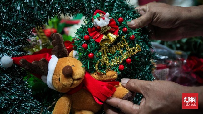 FOTO: Pernak-pernik Serba Merah Hijau Jelang Natal 2023