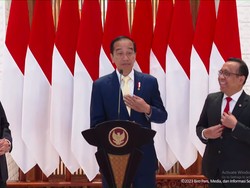 Kata Istana soal Jokowi Tumben Pakai Dasi Kuning Saat Kunker ke Jepang