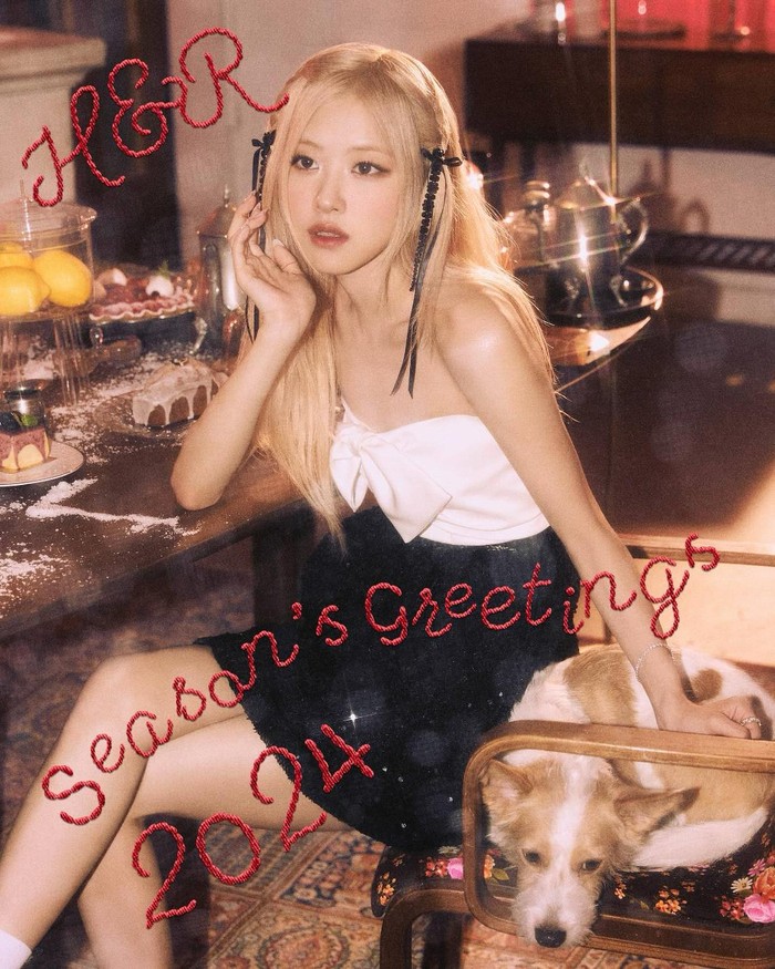 Rosé juga tak kalah cantik dengan rambut kepangnya. Kali ini ia mengusung hairstyle ini di foto Season's Greeting 2024 dengan tambahan pita sebagai aksesoris./ Foto: instagram.com/roses_are_rosie
